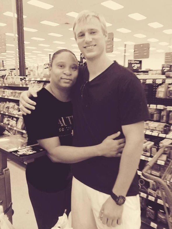 Stranger Quietly Pays Nearly $200 Grocery Bill for Woman at Walmart After Noticing Her Positive Spirit